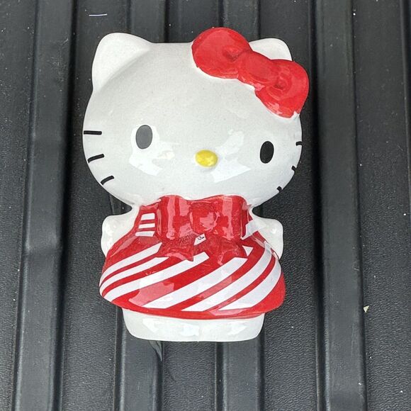 Hello Kitty Christmas Ceramic Salt and Pepper Shakers Sanrio New! Rare 2023 - Picture 4 of 15